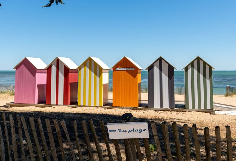 Plage de la Brée-les-Bains, et ses cabines de plage colorées