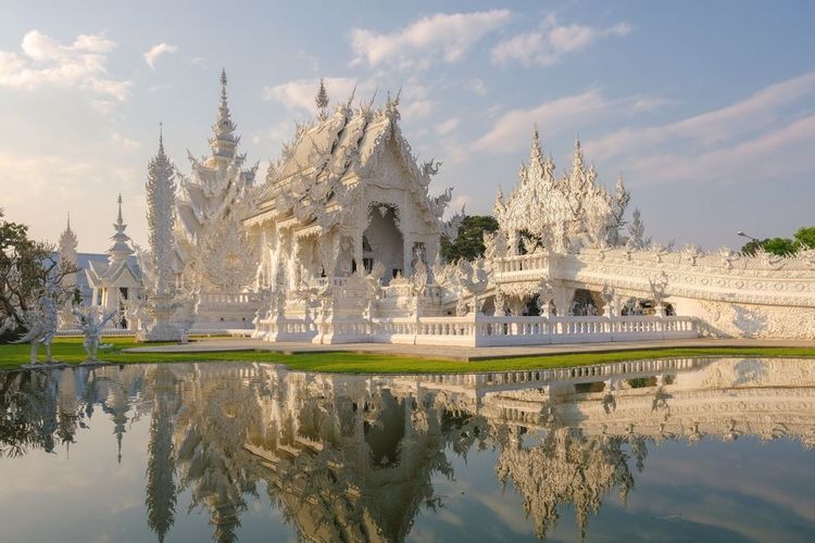 Coucher du soleil au temple blanc de Chiang Rai Thailand, Wat Rong Khun, dans le nord de la Thaïlande