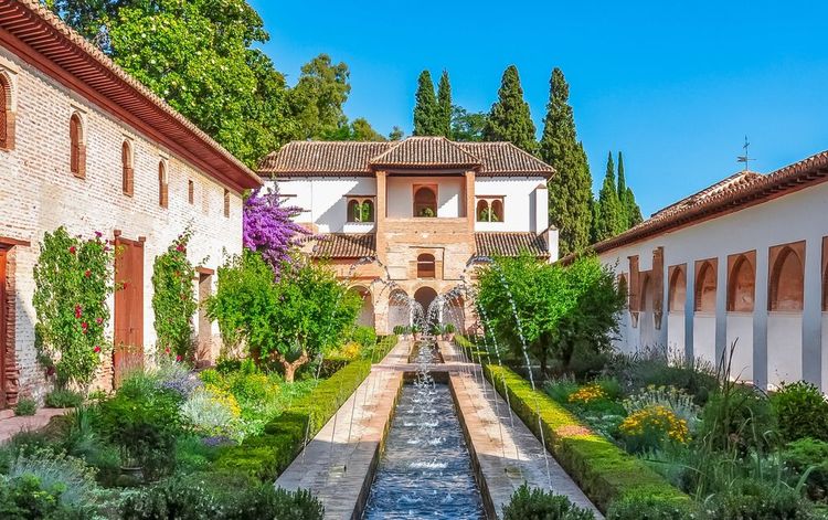 Promenade dans les jardins du Generalife de Grenade