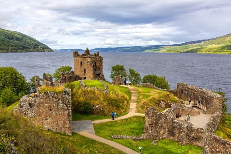 Les ruines du château d'Urquhart qui surplombent le Loch Ness.