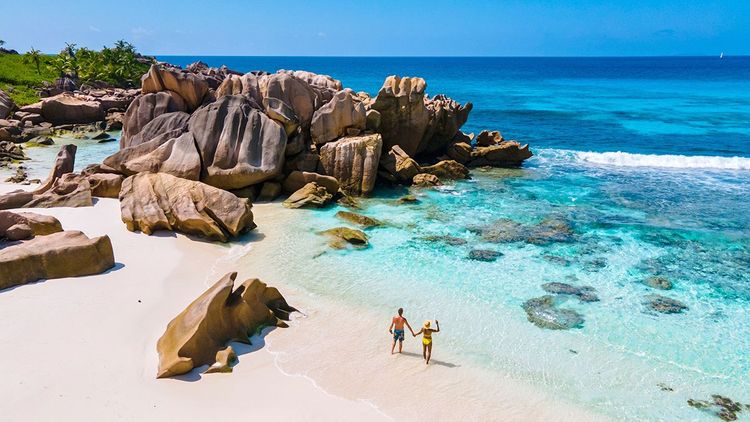 Les blocs de granit émergeant du sable sont caractéristiques de l'Anse Source d'Argent, sur la Digue.