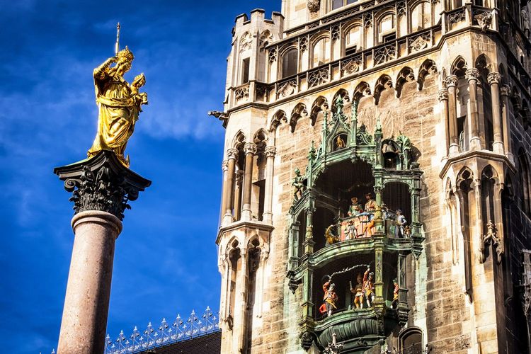 La Vierge en or de la colonne Sainte-Marie (à g.), et l'horloge "Rathaus-glockenspiel" (à dr.) du Nouvel Hôtel de Ville
