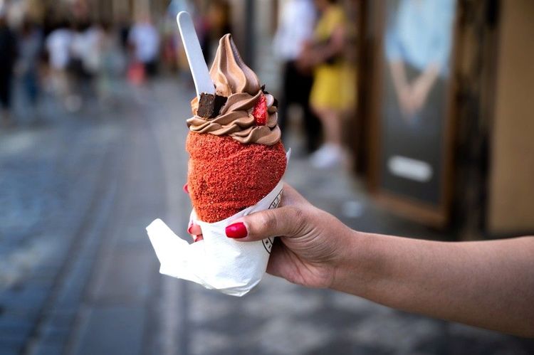 Le trdelník est cette pâtisserie cuite à la broche qu'on peut fourrer de glace ou de crème