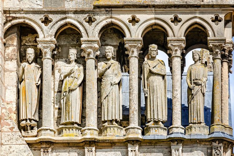 Statues royales gothiques sur le portail Sud de la cathédrale