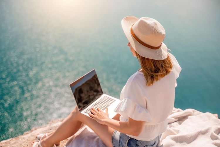 Une femme travaillant sur son pc