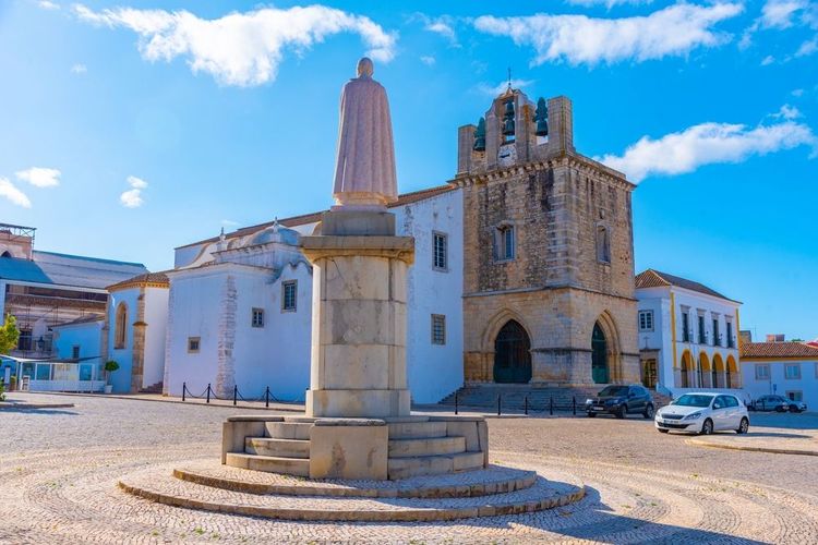 Vue sur la cathédrale de la ville portugaise de Faro.