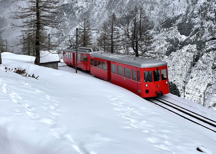 Le chemin de fer du Montenvers grimpe le Mont Blanc