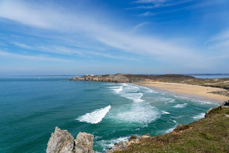 Vue des falaises sur la crique de Pen hat dans la mer d'Iroise sur la péninsule de Crozon en Bretagne