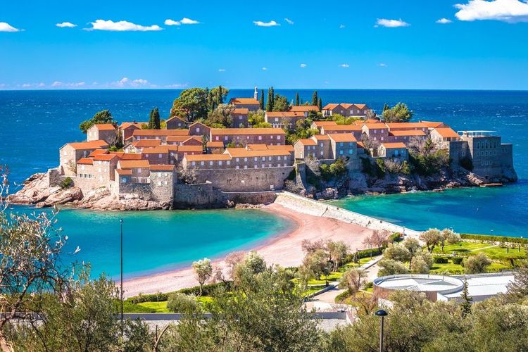 Village historique de l'île de Sveti Stefan et vue sur la plage, archipel du Monténégro