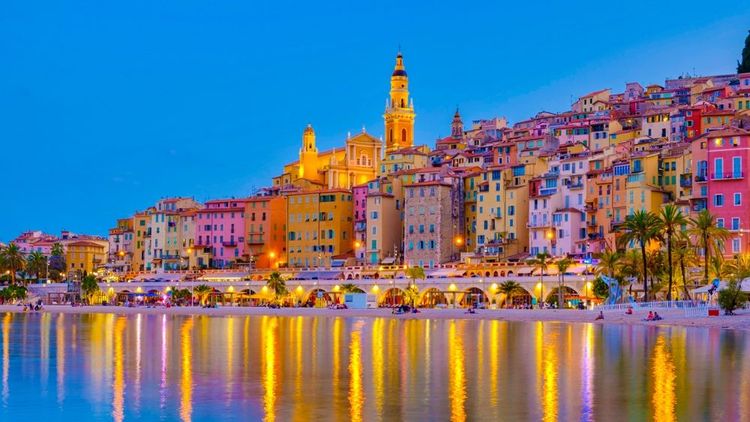 La nuit tombe sur Menton.