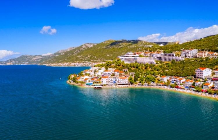 La ville de Neum au bord de l'Adriatique, en Bosnie-Herzégovine.