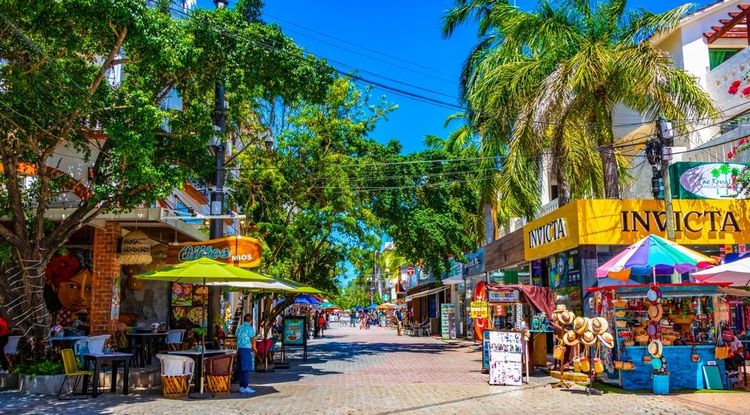 Une rue commerçante de Playa del Carmen.