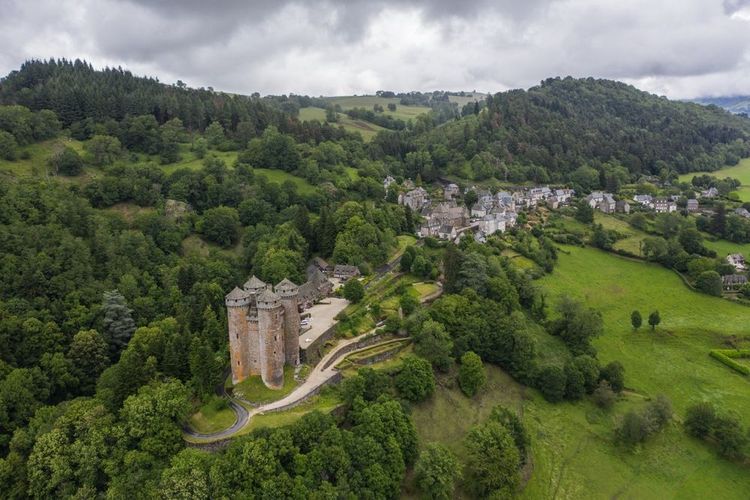 Un village du Cantal, au creux d'une vallée.