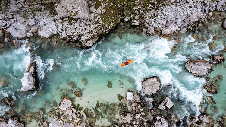 Kayaking dans les rapides de la rivière Soca en Slovénie