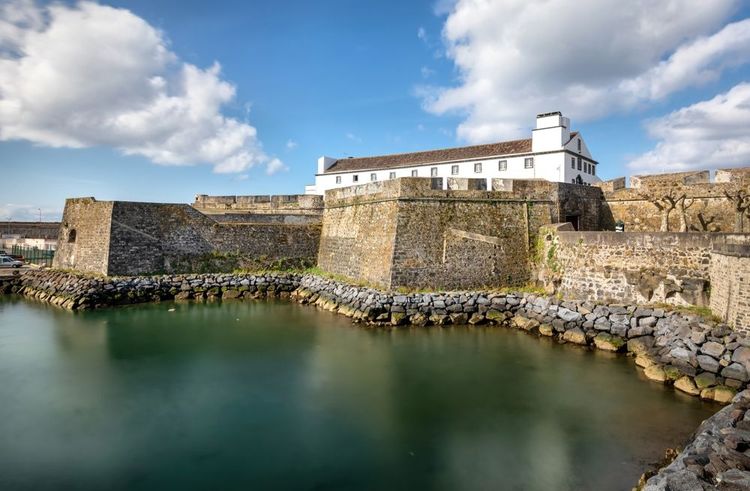 Le fort de São Bras à Ponta Delgada : gardien silencieux et symbole de résistance