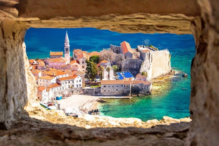 La vieille ville fortifiée de Budva vue par une meurtrière