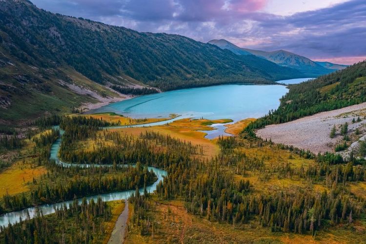 Paysage d'été aérien magnifique lac Multinskoye dans les montagnes coucher de soleil de l'Altaï, vue de dessus.