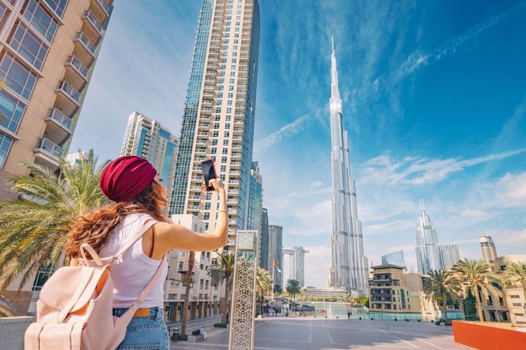 Une touriste photographie les buildings de Dubaï.