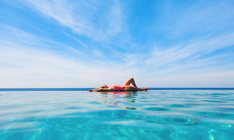 Farniente à bord, entre la piscine et l'océan