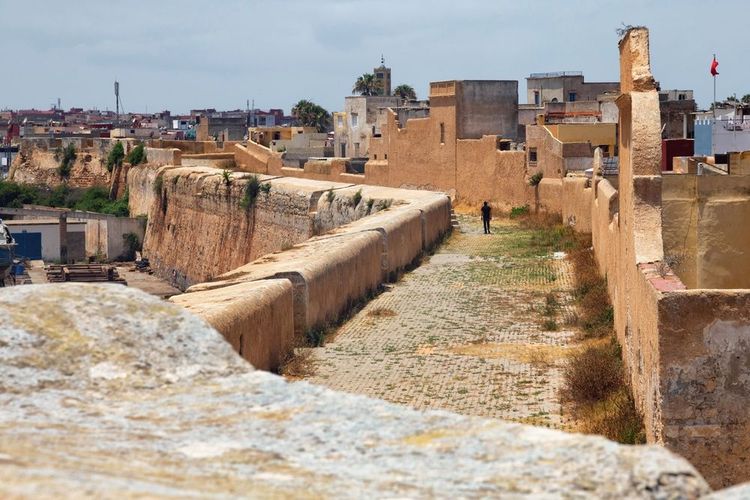Le chemin de garde en haut des remparts