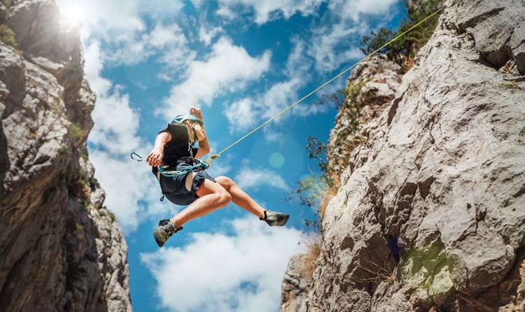 Escalade en cordée sur un mont karstique dans le parc