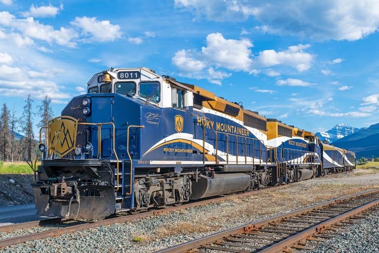Le train Rocky Mountaineer dans le parc national Jasper