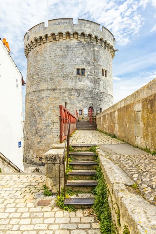 Entrée de la Tour de la Chaîne vue depuis la rue piétonne