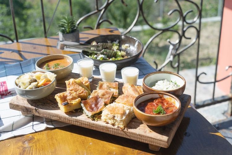 Spécialités de Tirana, parmi lesquelles du fromage et des parts de byrek aux épinards