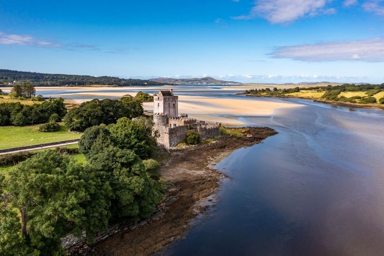 Le château de Doe, au fond de la baie de Sheephaven