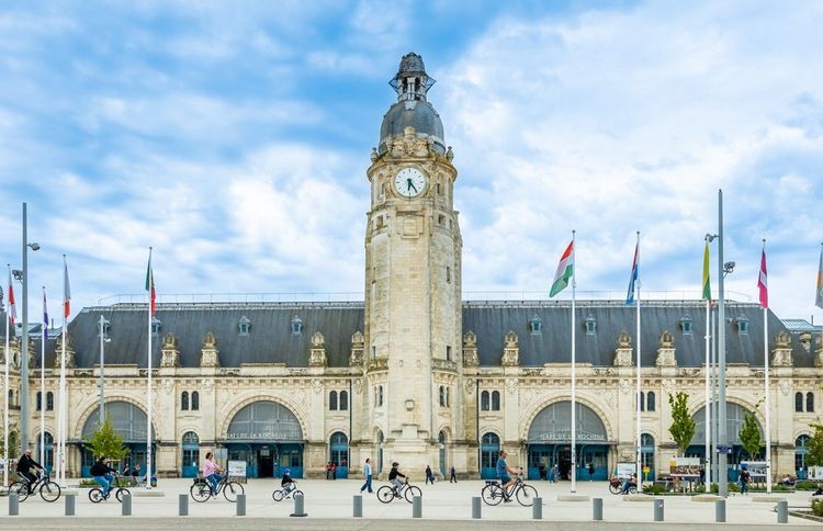 Des cyclistes sur le parvis de la gare de La Rochelle.
