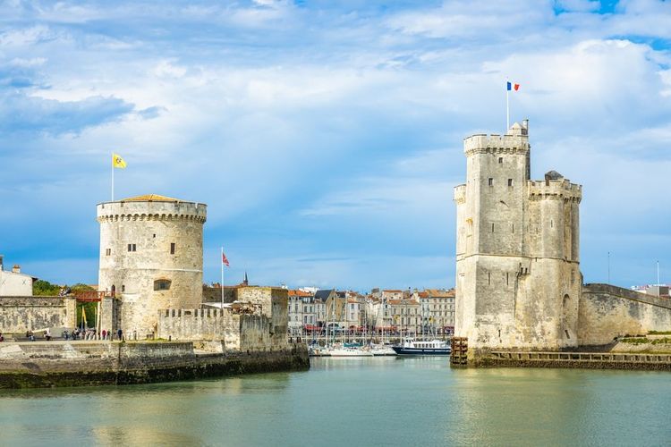 La Tour de la Chaîne et la Tour Saint-Nicolas à l'entrée du Vieux Port