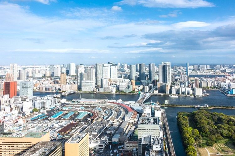Vue aérienne sur le marché de Tsukiji et le réseau routier qui y accède