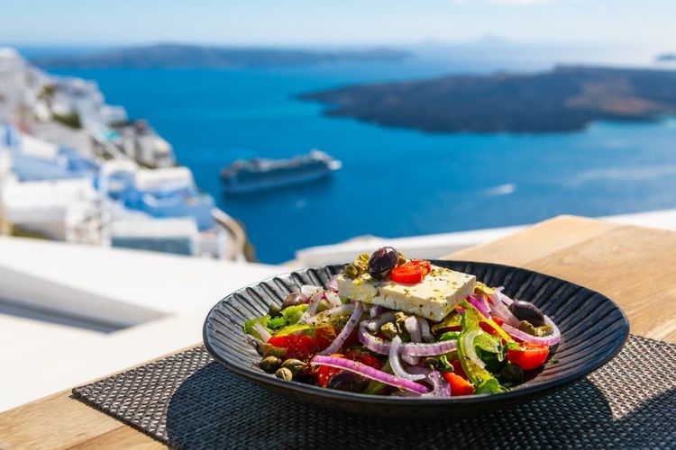 Une salade grecque face à la Méditerranée.