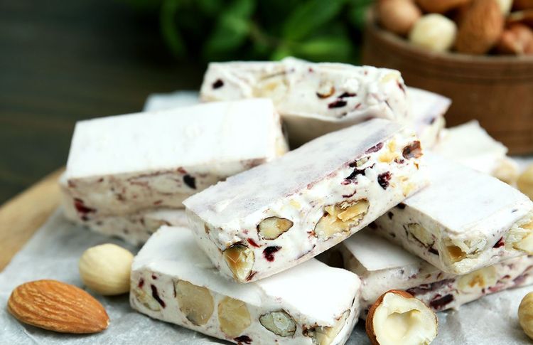 Le touron (turrón), en tous points semblable à notre nougat provençal.