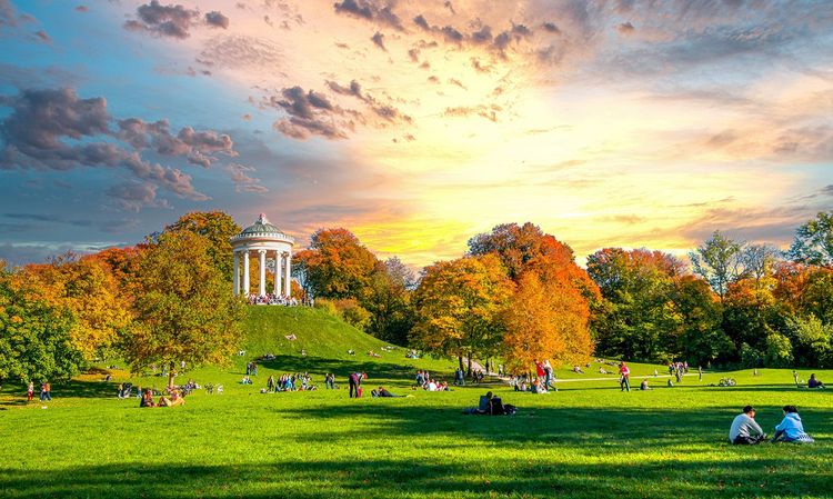 Le Jardin Anglais et son Monopteros, un temple grec purement décoratif mais devenu emblématique du lieu