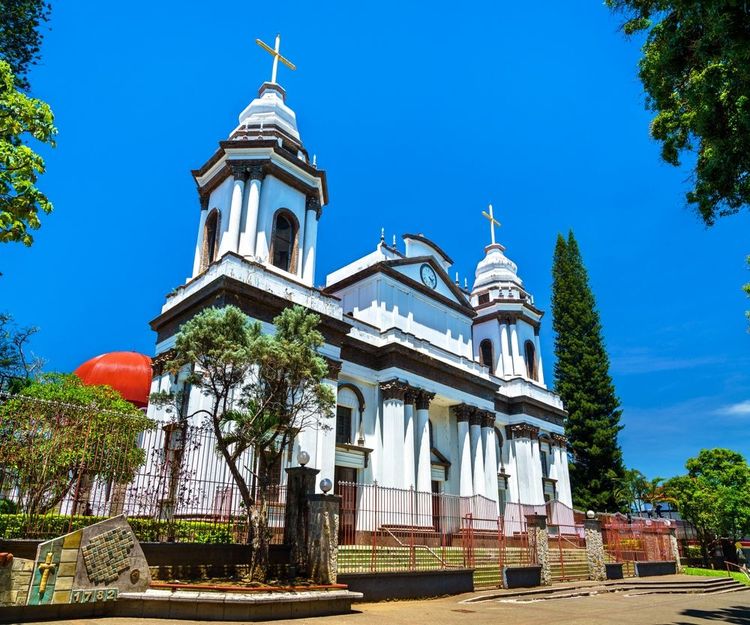La façade de la cathédrale d’Alajuela