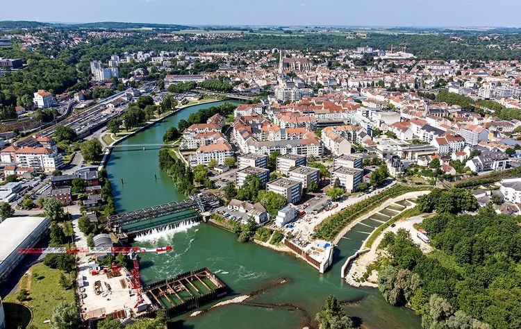 Vue aérienne sur Meaux, sa cathédale et la Marne