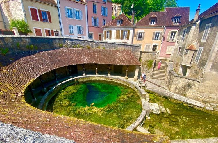 La source fascine aussi par sa couleur émeraude.