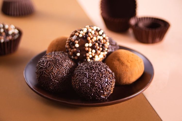Brigadeiro, une boule de chocolat brésilienne traditionnelle en poudre de cacao et lait condensé