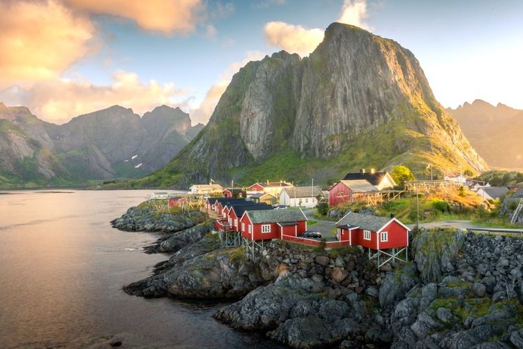 Lever de soleil très matinal sur les îles Lofoten.