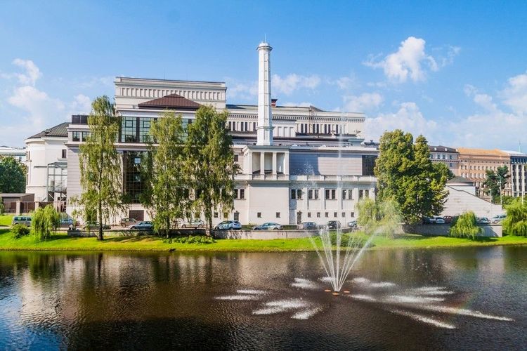 L'opéra national letton au bord du canal