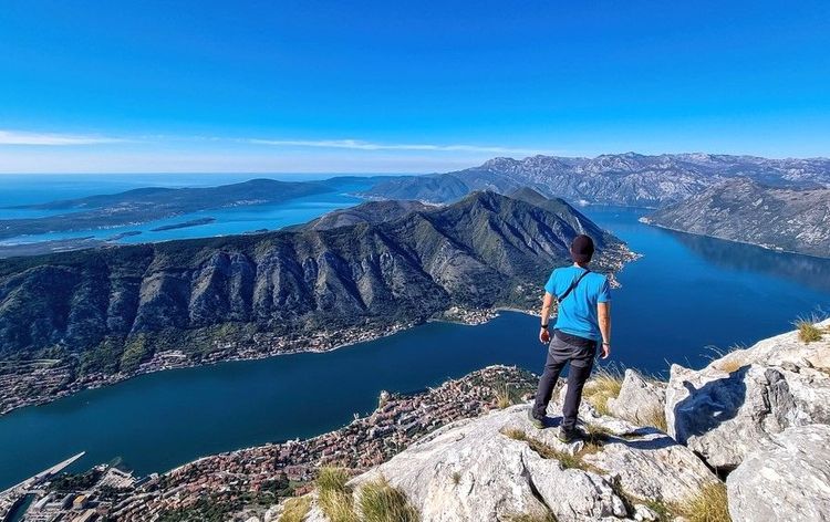 Vue panoramique de Pestingrad (Derinski Vrh) sur la baie de Kotor pendant une randonnée