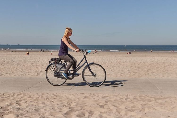 Vélo en bordure de la plage de Hoek van Holland, Rotterdam