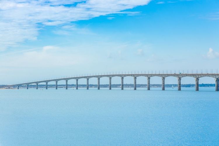 Le pont qui permet de rejoindre l'île de Ré depuis La Rochelle.