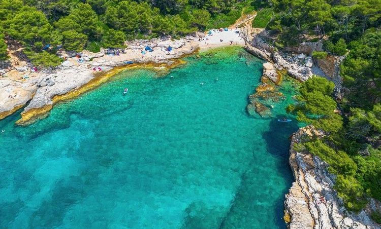 Les plages envoûtantes de Pula : un voyage au cœur d'un paradis côtier
