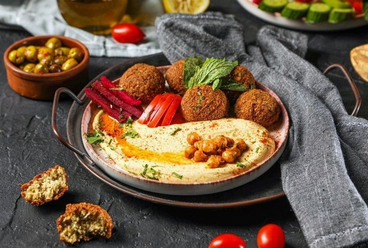 Assiette de falaefls et houmous