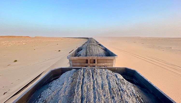 Mauritanie, un train de wagons de minerai de fer s'étire à perte de vue