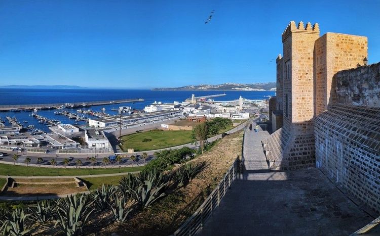 La kasbah de Tanger surplombe le port industriel