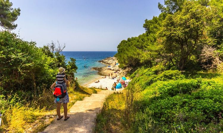 Promenade vers les plages autour de Pula