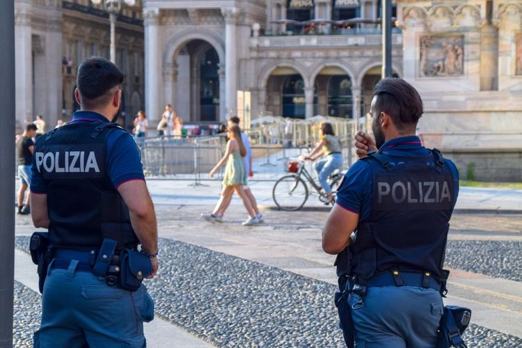 Deux agents de la police milanaise.